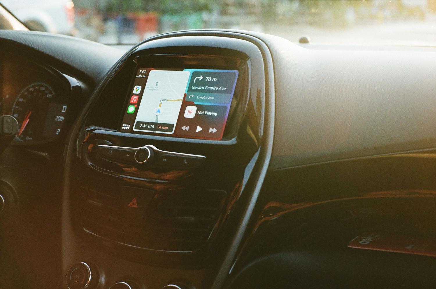 Sistema de navegación GPS de Apple CarPlay guiando la ruta en la pantalla del coche