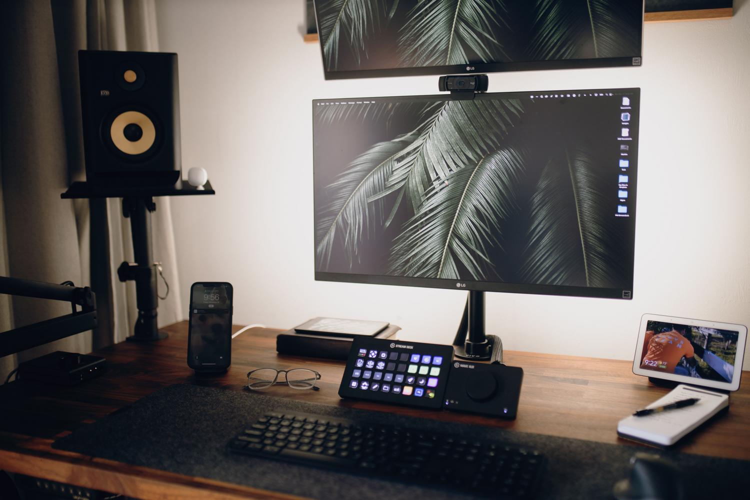 Configuración de monitores duales apilados verticalmente mediante un soporte ajustable para maximizar el espacio libre en el escritorio.