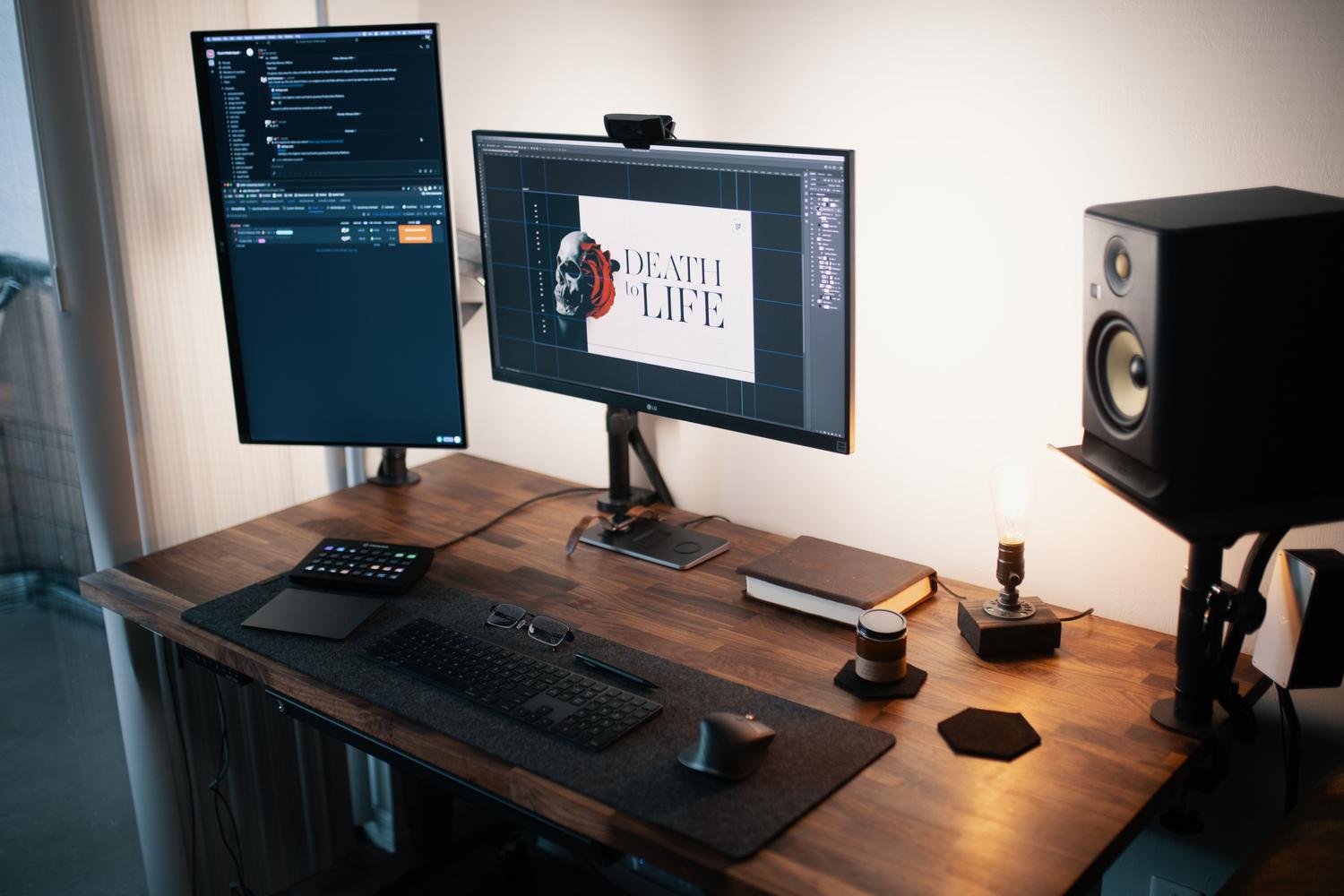 Escritorio profesional con soporte de doble monitor ajustable, permitiendo una ergonomía ideal para tareas de programación y diseño.