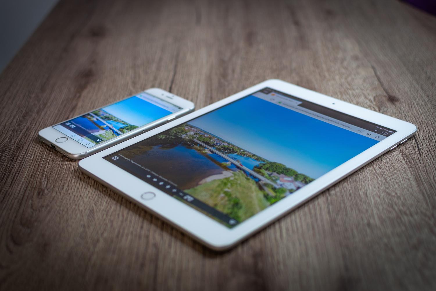 Tablet mostrando un paisaje vibrante y colorido, destacando la fidelidad cromática de la tecnología OLED