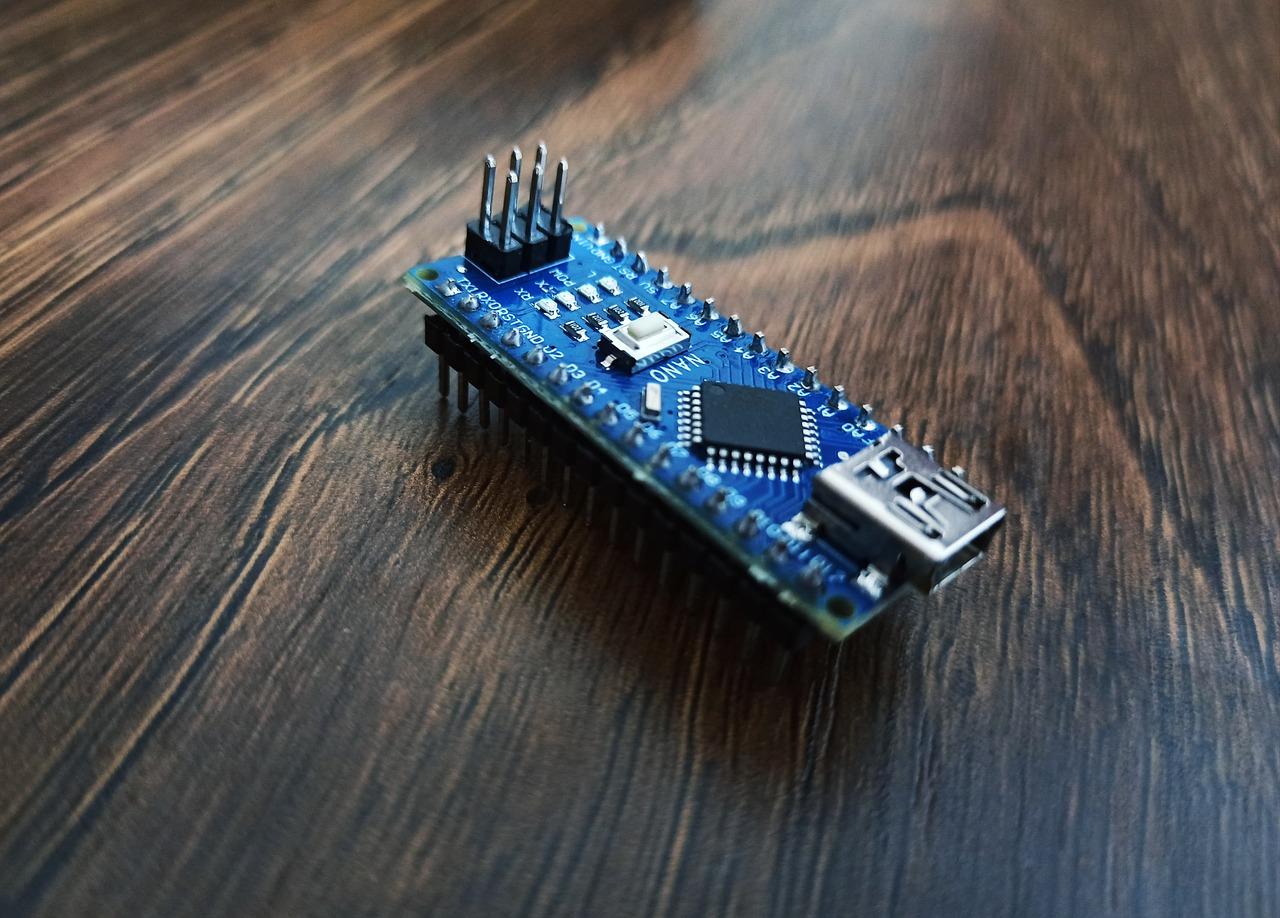 Placa de desarrollo Arduino Nano sobre una superficie de madera, ejemplo claro de un microcontrolador que implementa comunicación UART. Placa de desarrollo Arduino Nano sobre una superficie de madera, ejemplo claro de un microcontrolador que implementa comunicación UART.