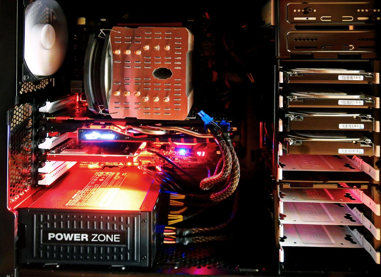 Interior de un PC Gaming mostrando la fuente de alimentación y la gestión del cableado con iluminación RGB
