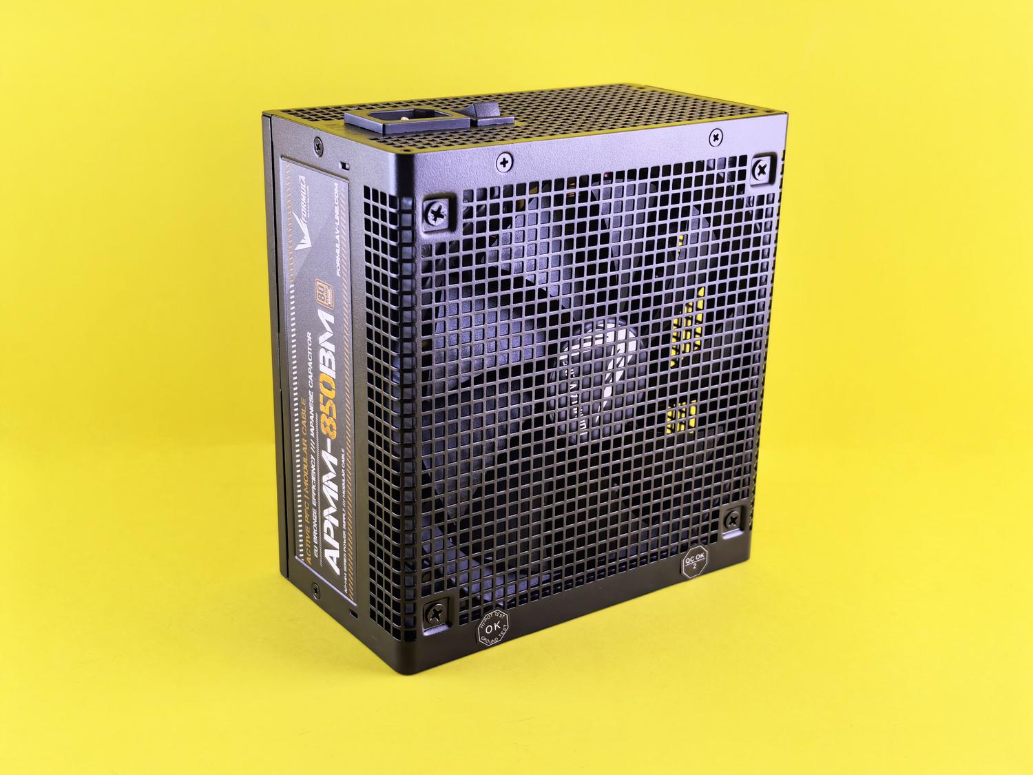 Detalle del ventilador y rejilla de una fuente de alimentación de 850W para refrigeración silenciosa