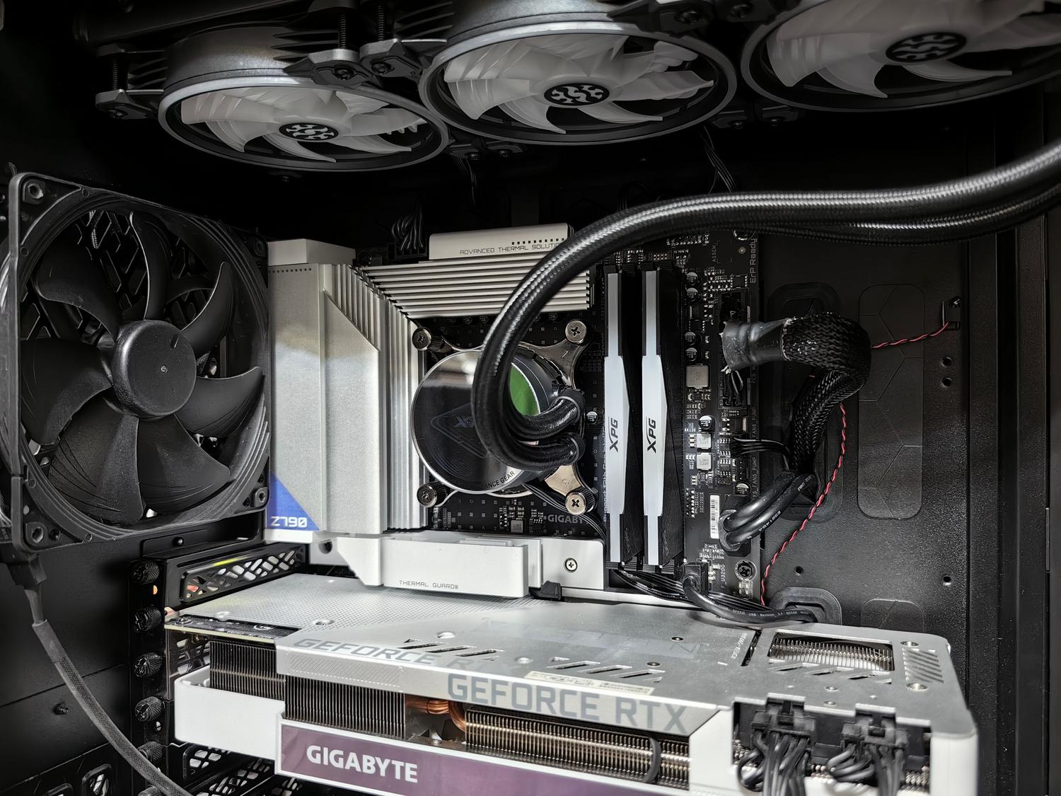 Interior de un PC de alto rendimiento con tarjeta gráfica RTX, representando el monitoreo de la GPU.