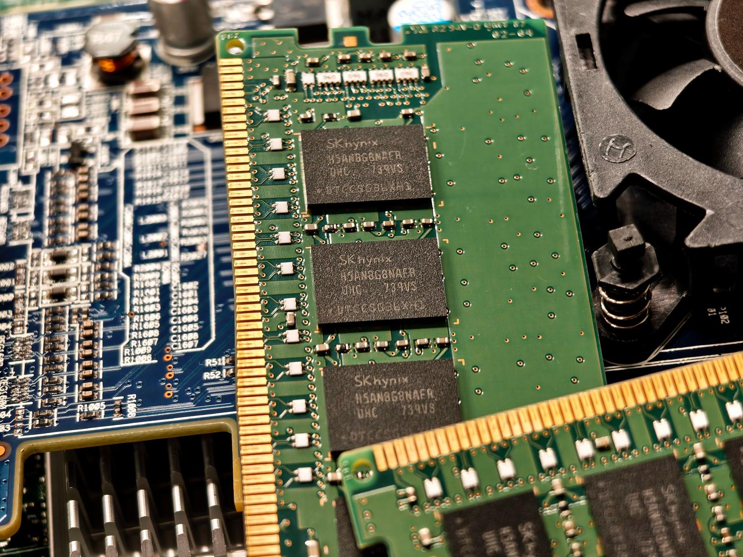 Detalle de módulos de memoria RAM y circuitos electrónicos, ilustrando la gestión de la memoria del sistema.