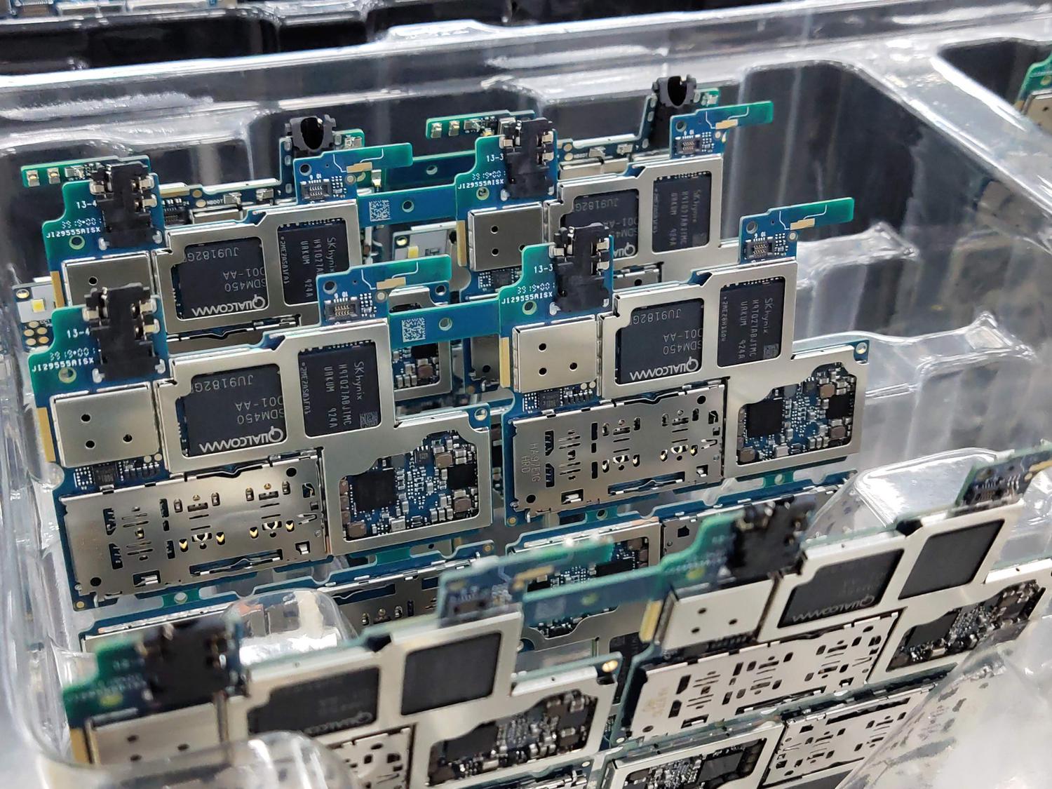 Placas base de smartphones modernos, representando la integración del SoC MT6795 en dispositivos móviles.