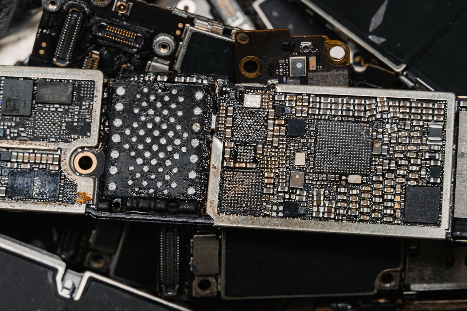 Detalle de los componentes electrónicos de una placa de circuito, resaltando la ingeniería del chipset MediaTek.