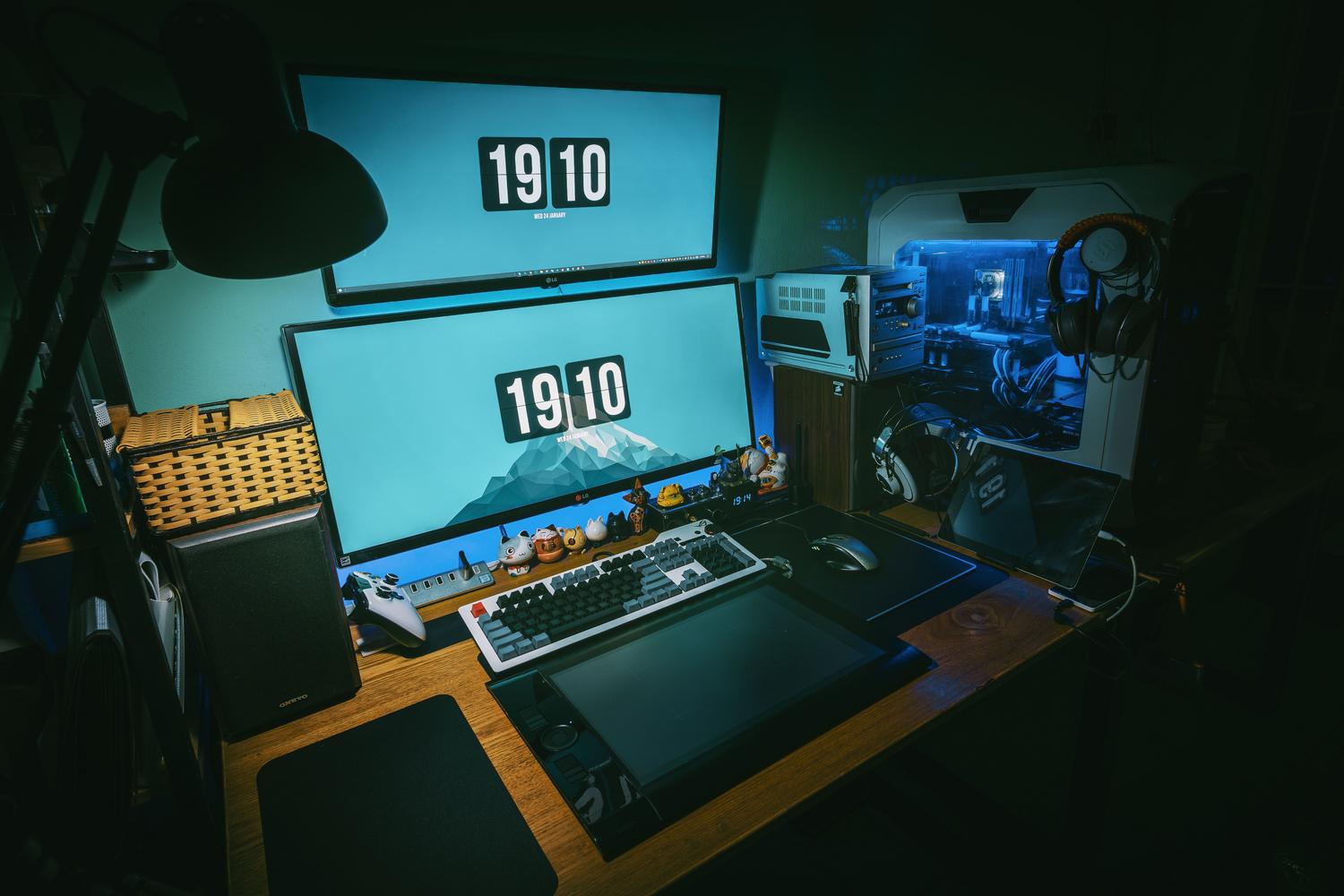 Configuración de escritorio gaming con monitores apilados verticalmente para optimizar el espacio y la ergonomía.