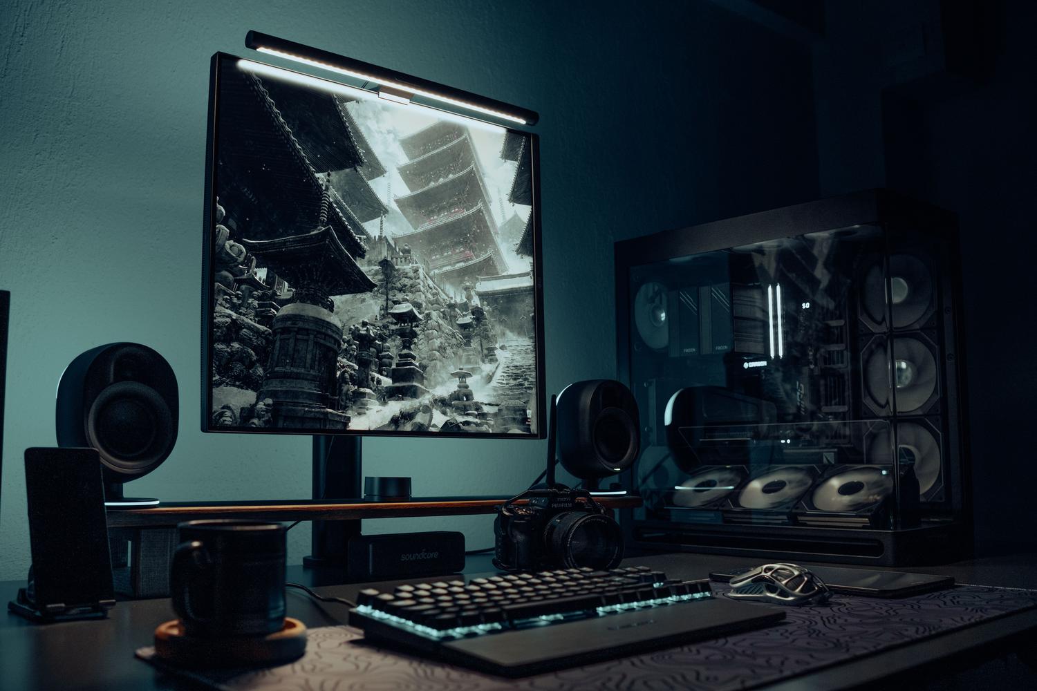 Setup gaming de gama alta con un monitor elegante y un PC potente, destacando la calidad de imagen y el contraste en contenidos visuales.
