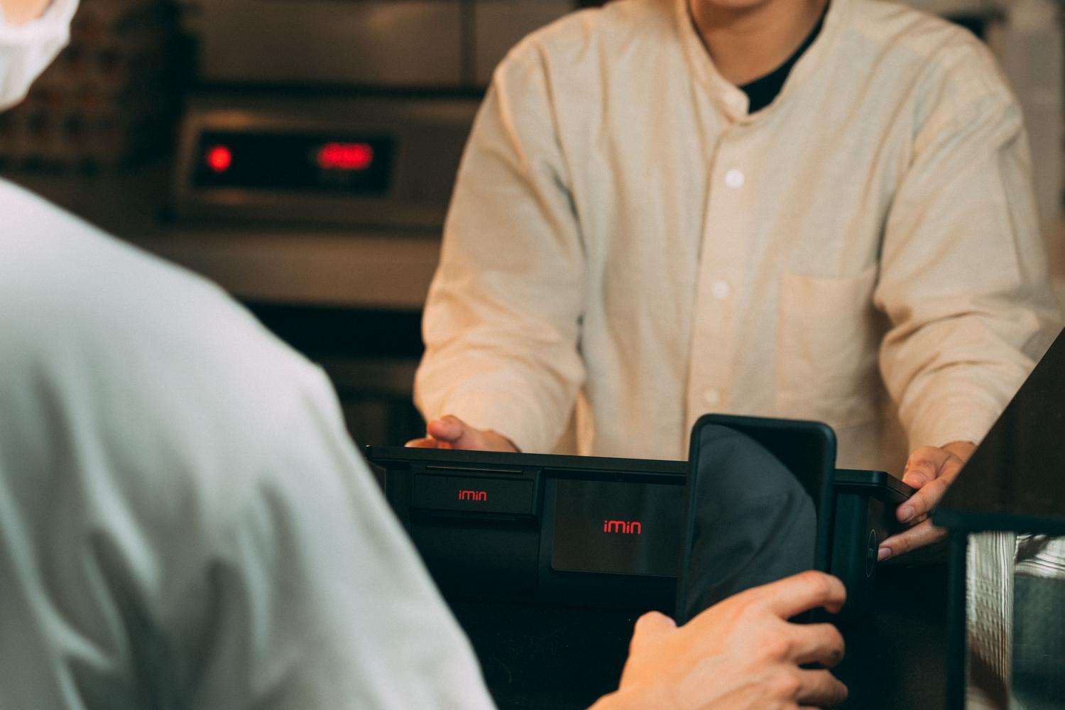 Primer plano de un pago digital realizado con smartphone en un terminal POS moderno