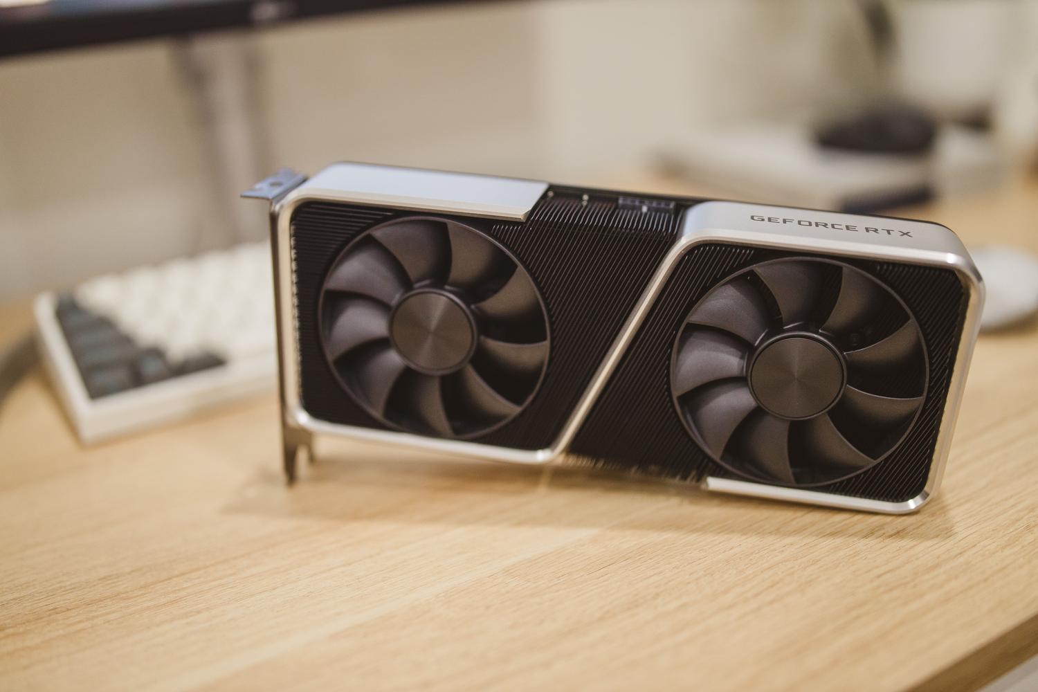Primer plano de una tarjeta gráfica NVIDIA GeForce RTX Founders Edition sobre un escritorio, mostrando su diseño profesional.