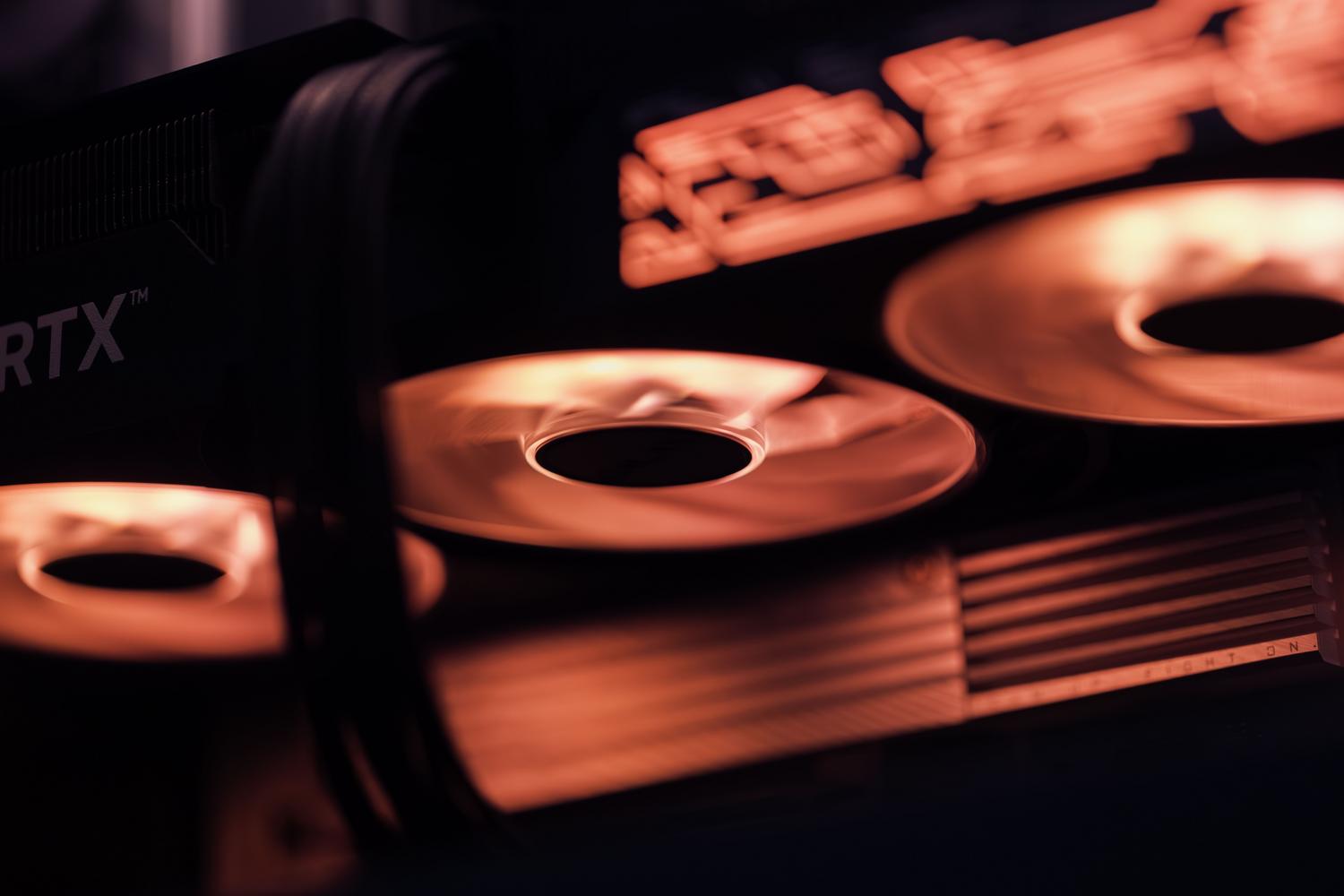 Vista dinámica de los ventiladores de una GPU NVIDIA RTX iluminados con luz roja, representando la estética gaming.
