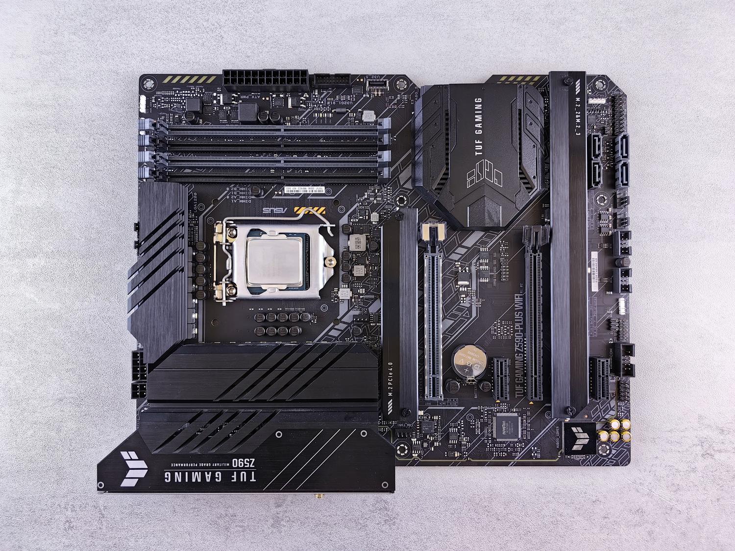 Placa base moderna de alto rendimiento con ranuras PCIe x16 reforzadas para tarjetas gráficas. Placa base moderna de alto rendimiento con ranuras PCIe x16 reforzadas para tarjetas gráficas.