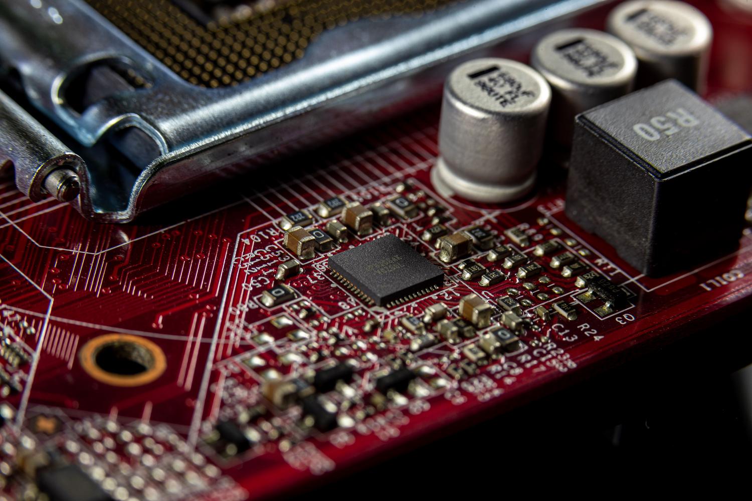 Fotografía macro de circuitos de una placa base, representando las autopistas de datos y la complejidad técnica del PCIe. Fotografía macro de circuitos de una placa base, representando las autopistas de datos y la complejidad técnica del PCIe.