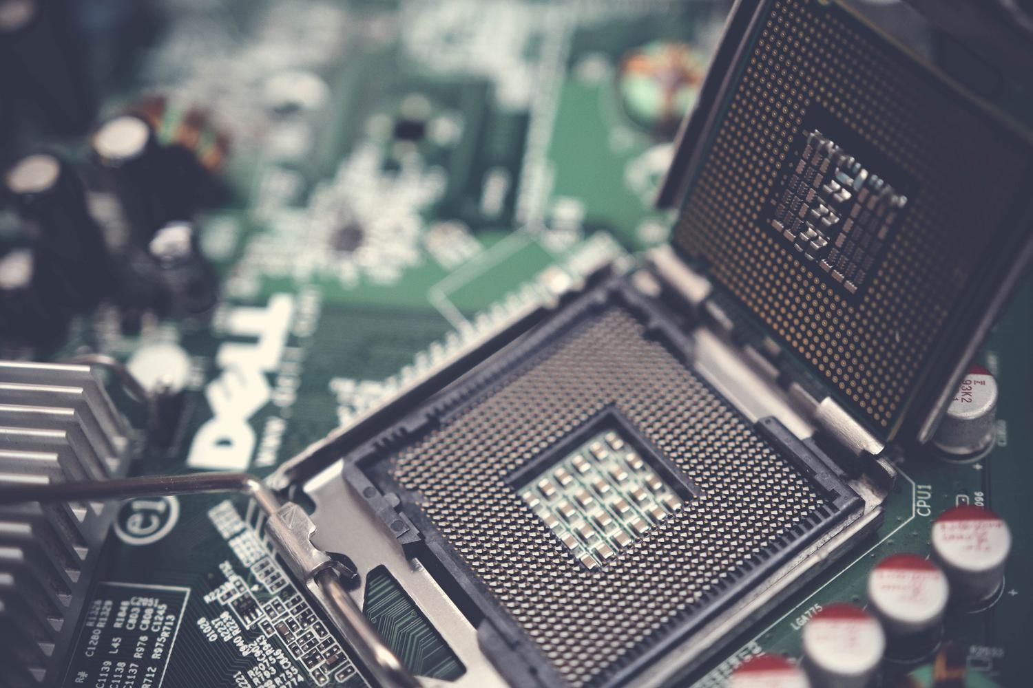 Detalle de un procesador CPU en la placa base, representando la potencia mínima necesaria para ejecutar el juego a través del navegador.