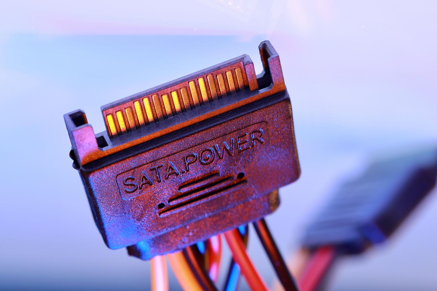 Primer plano de un conector de alimentación SATA, interfaz estándar para SSDs y HDDs.