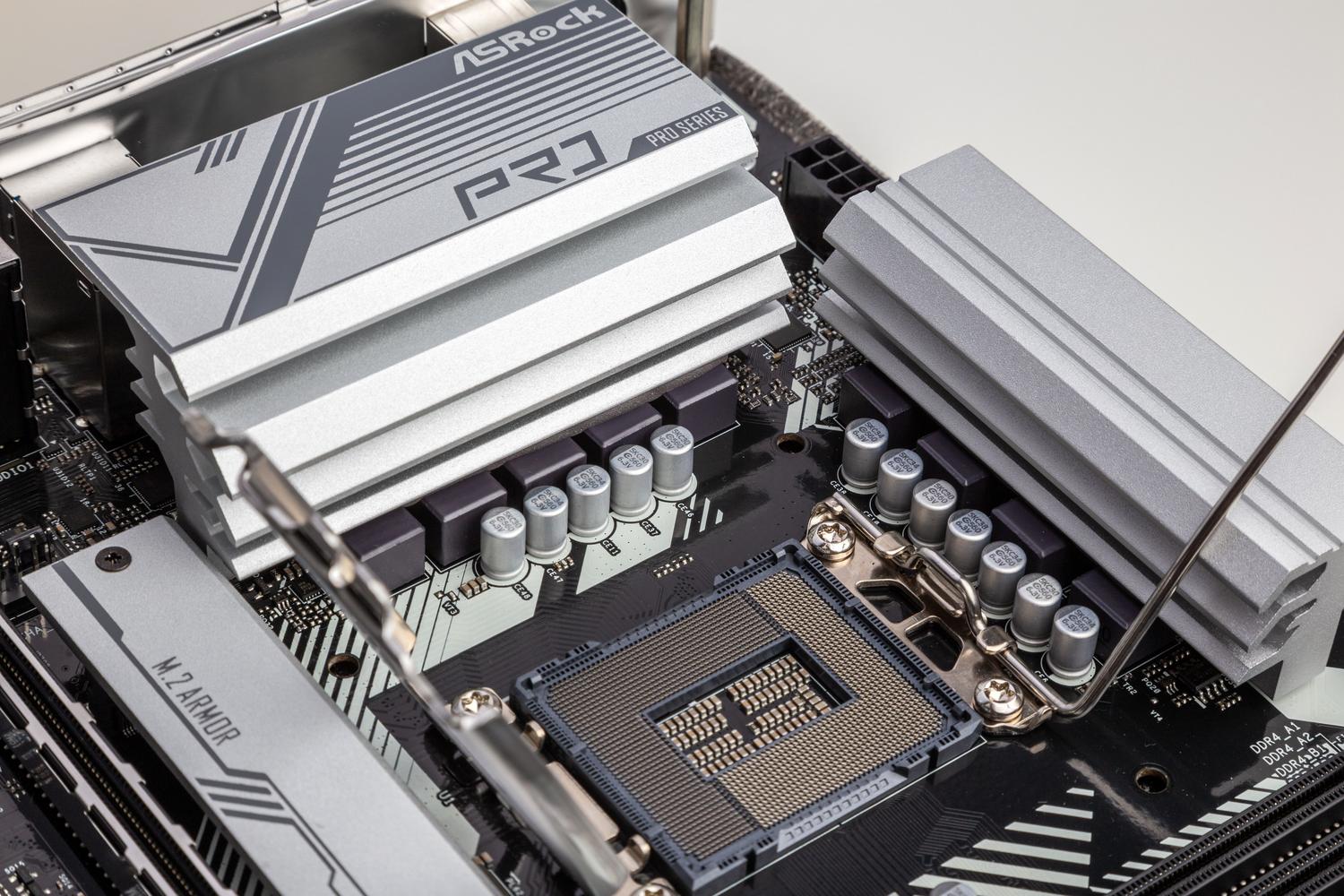 Placa base ASRock con disipador M.2 Armor, una solución de refrigeración integrada directamente en la motherboard.