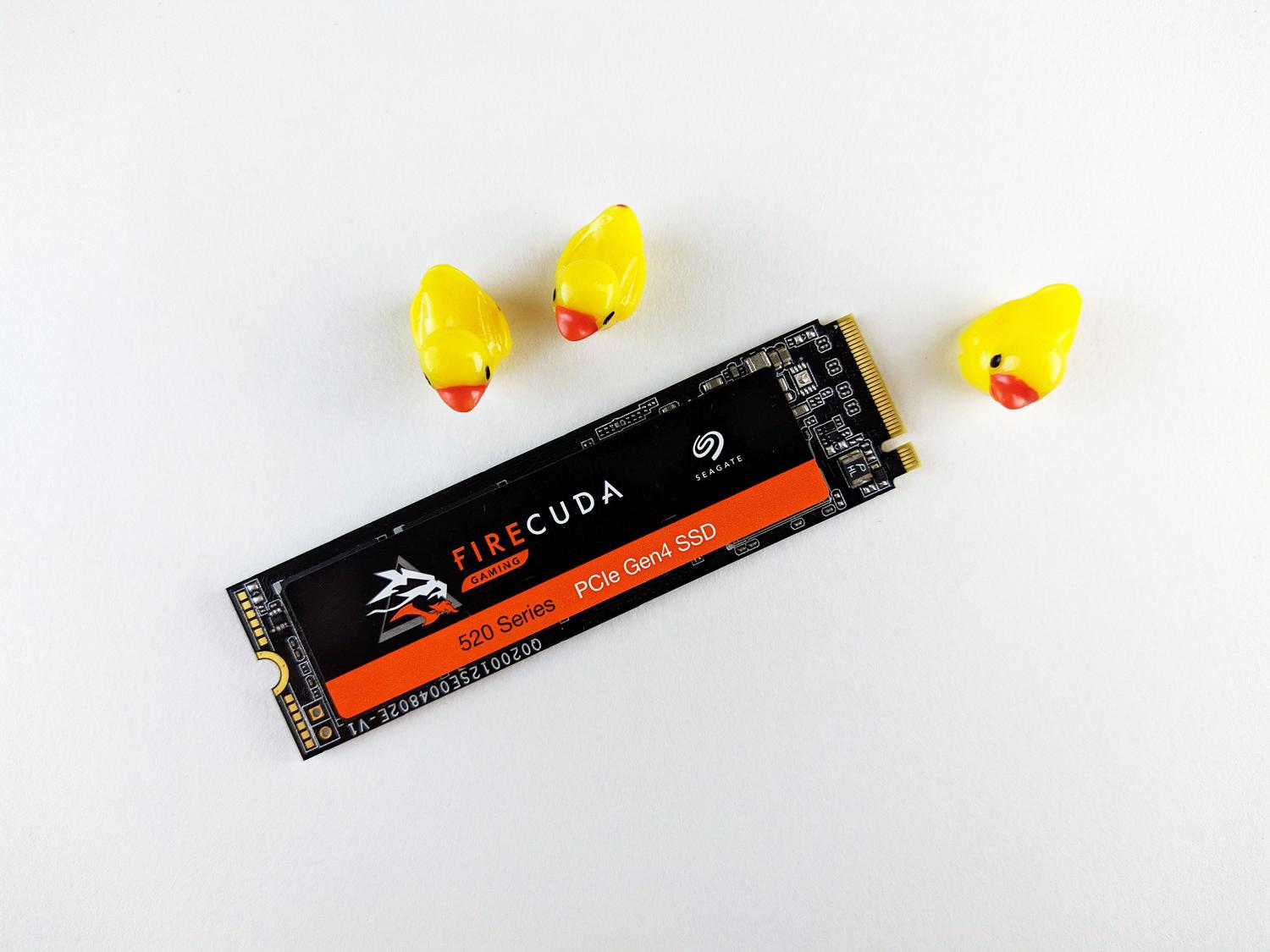 SSD PCIe 4.0 en formato 'desnudo' sin disipador, ejemplificando el riesgo de pérdida de rendimiento por calor.