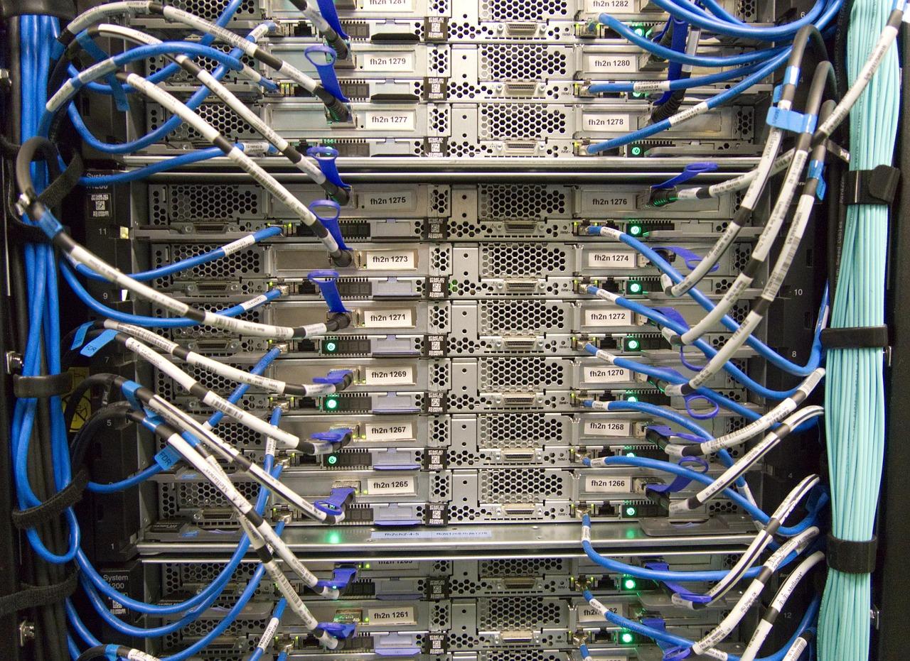 Infraestructura de servidores con cableado organizado, representando la gestión lógica y la configuración del archivo chrony.conf.