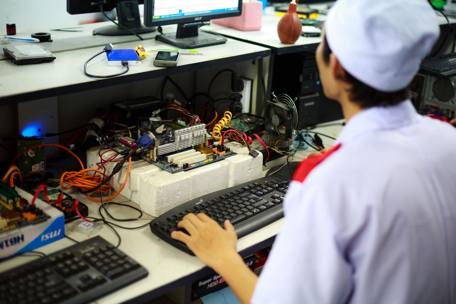 Técnico configurando una placa base en un laboratorio, ilustrando el ajuste de BIOS/UEFI
