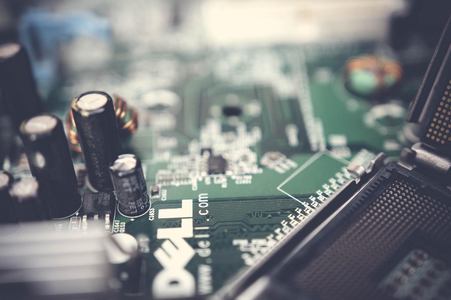 Primer plano detallado de una placa base de ordenador para dar contexto al hardware