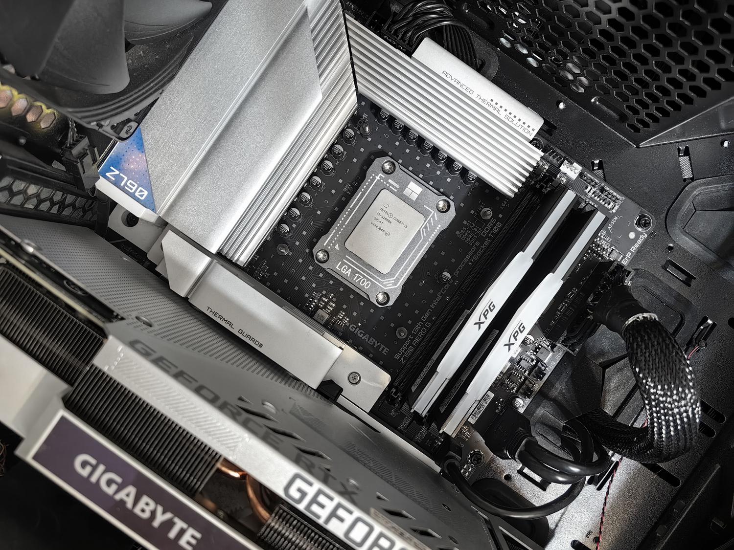 Interior de un PC moderno de alto rendimiento con placa base Gigabyte, representando el entorno de UEFI