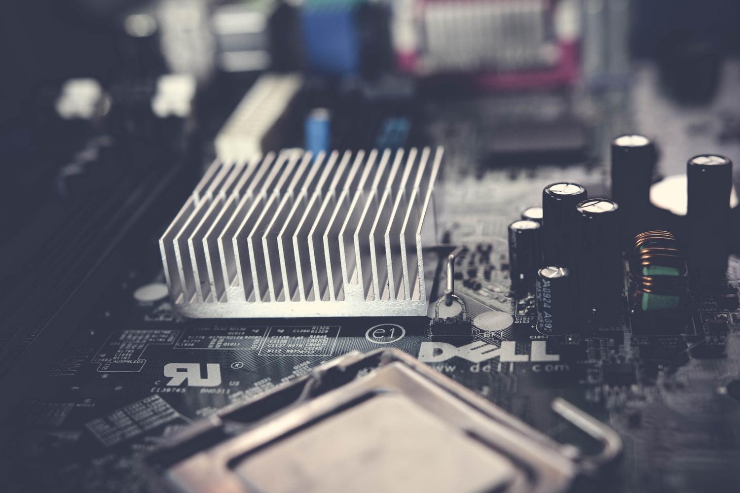 Detalle de un disipador de calor en una placa base, representando el problema del sobrecalentamiento del PC.