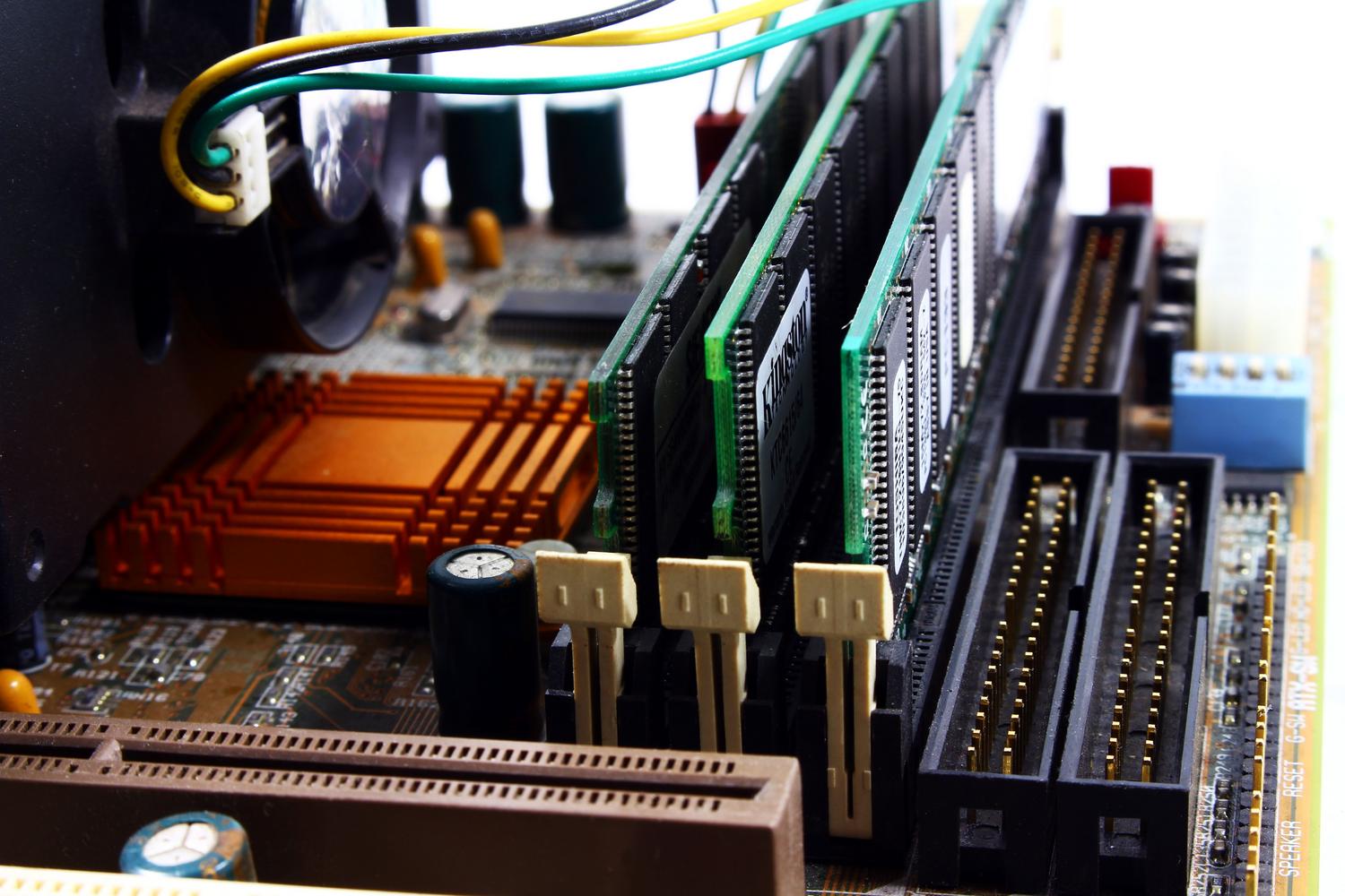 Vista detallada de una placa base de ordenador, ilustrando los componentes físicos y el hardware interno.