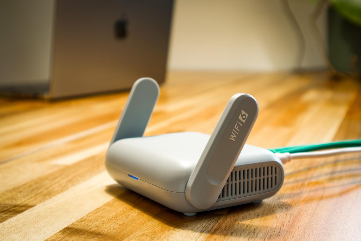Router WiFi moderno sobre un escritorio, simbolizando la conexión inalámbrica a Internet.