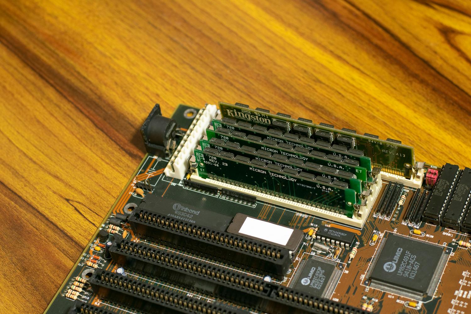 Placa base de ordenador antigua con módulos de RAM, ideal para ilustrar la recuperación de rendimiento en equipos viejos. Placa base de ordenador antigua con módulos de RAM, ideal para ilustrar la recuperación de rendimiento en equipos viejos.