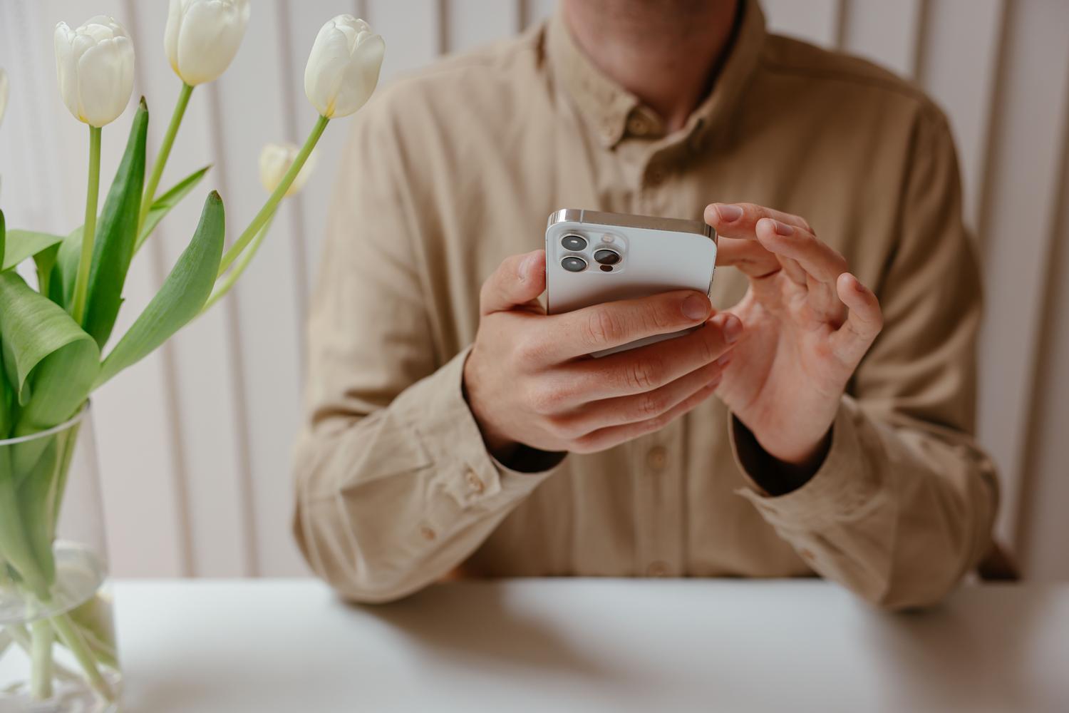 Uso de un iPhone en un espacio de trabajo minimalista y ordenado