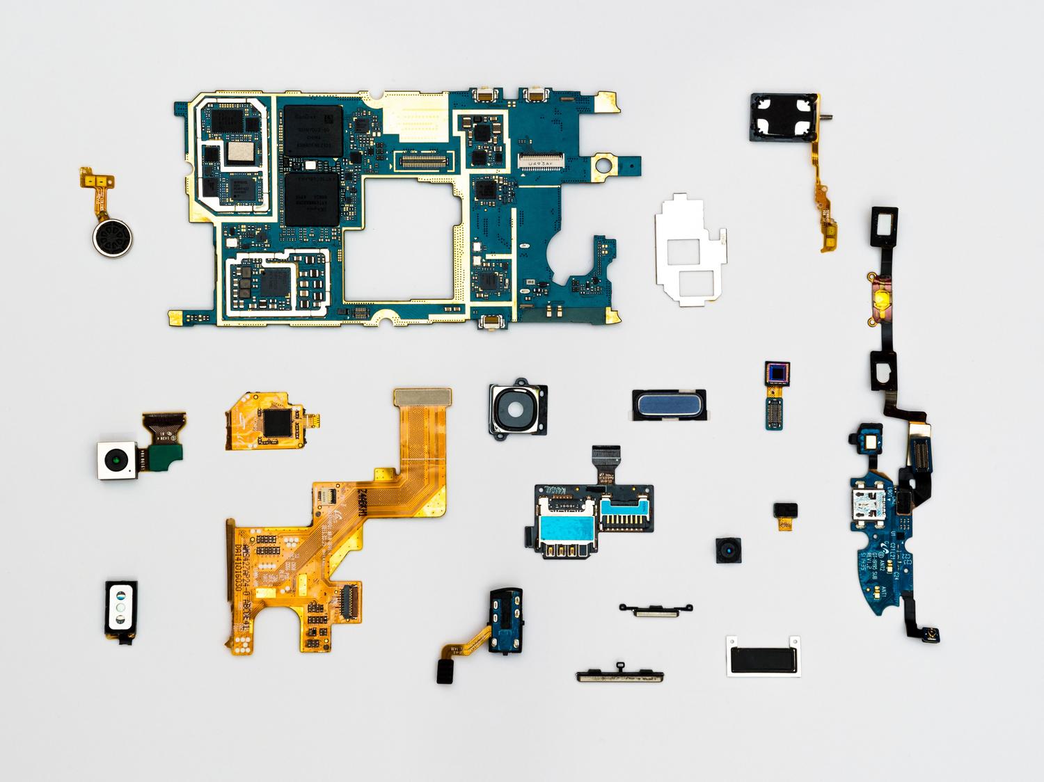 Vista explosionada de los componentes internos de un teléfono móvil, donde se integra el procesador.