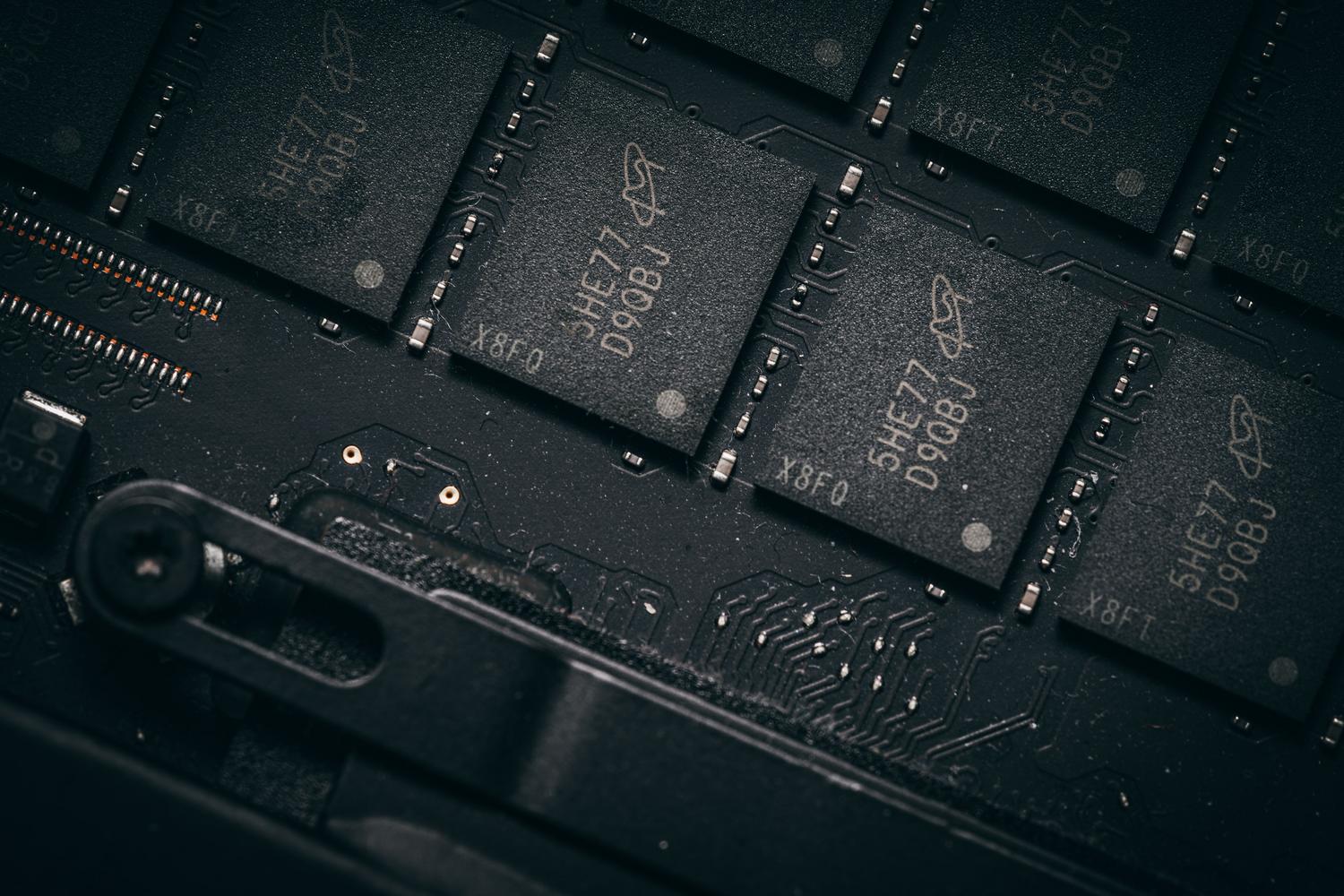 Detalle de microchips en una placa base, ilustrando la potencia de procesamiento de los núcleos múltiples.