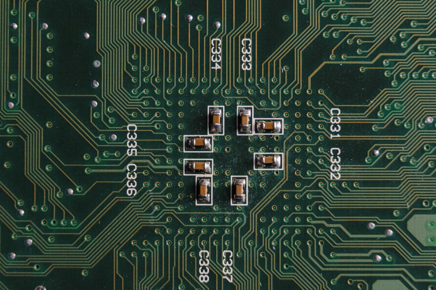 Diseño intrincado de las trazas y condensadores de una placa base de smartphone.