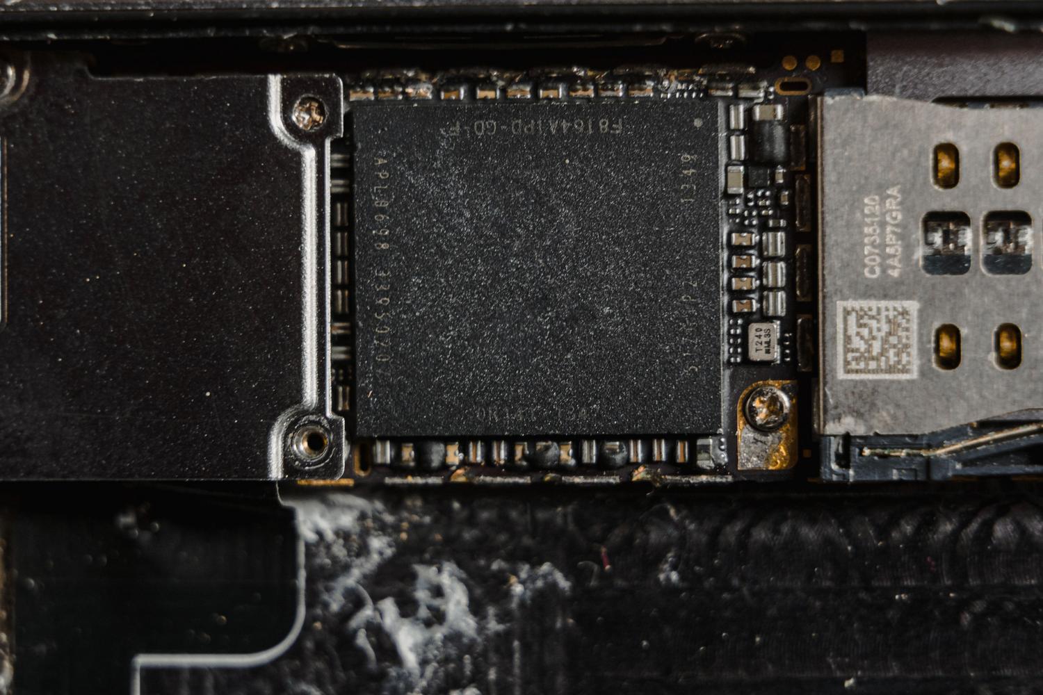 Primer plano macro de un sistema en un chip (SoC) resaltando la miniaturización de los componentes electrónicos.