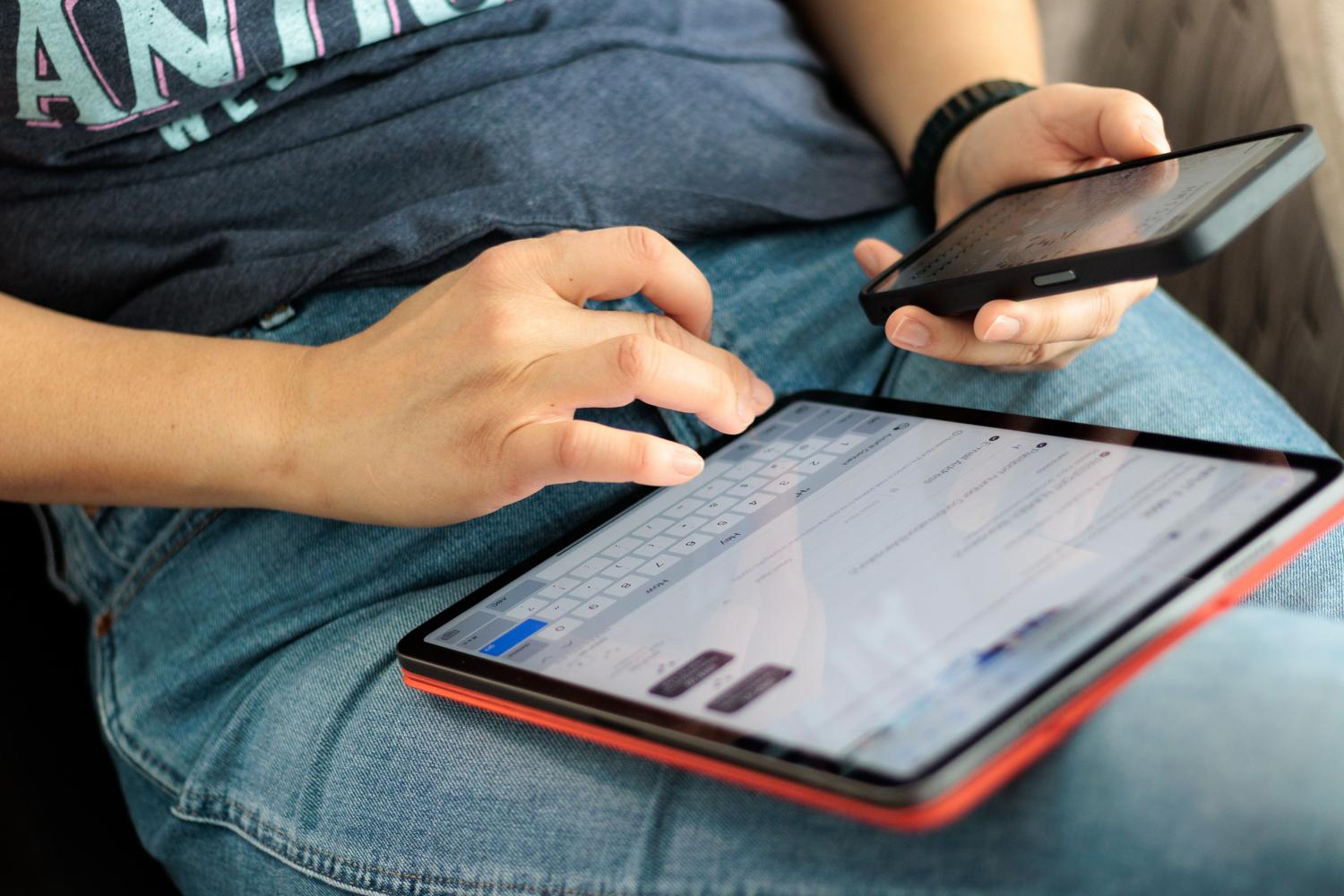 Uso simultáneo de tablet y smartphone, ilustrando la conectividad inalámbrica del procesador.