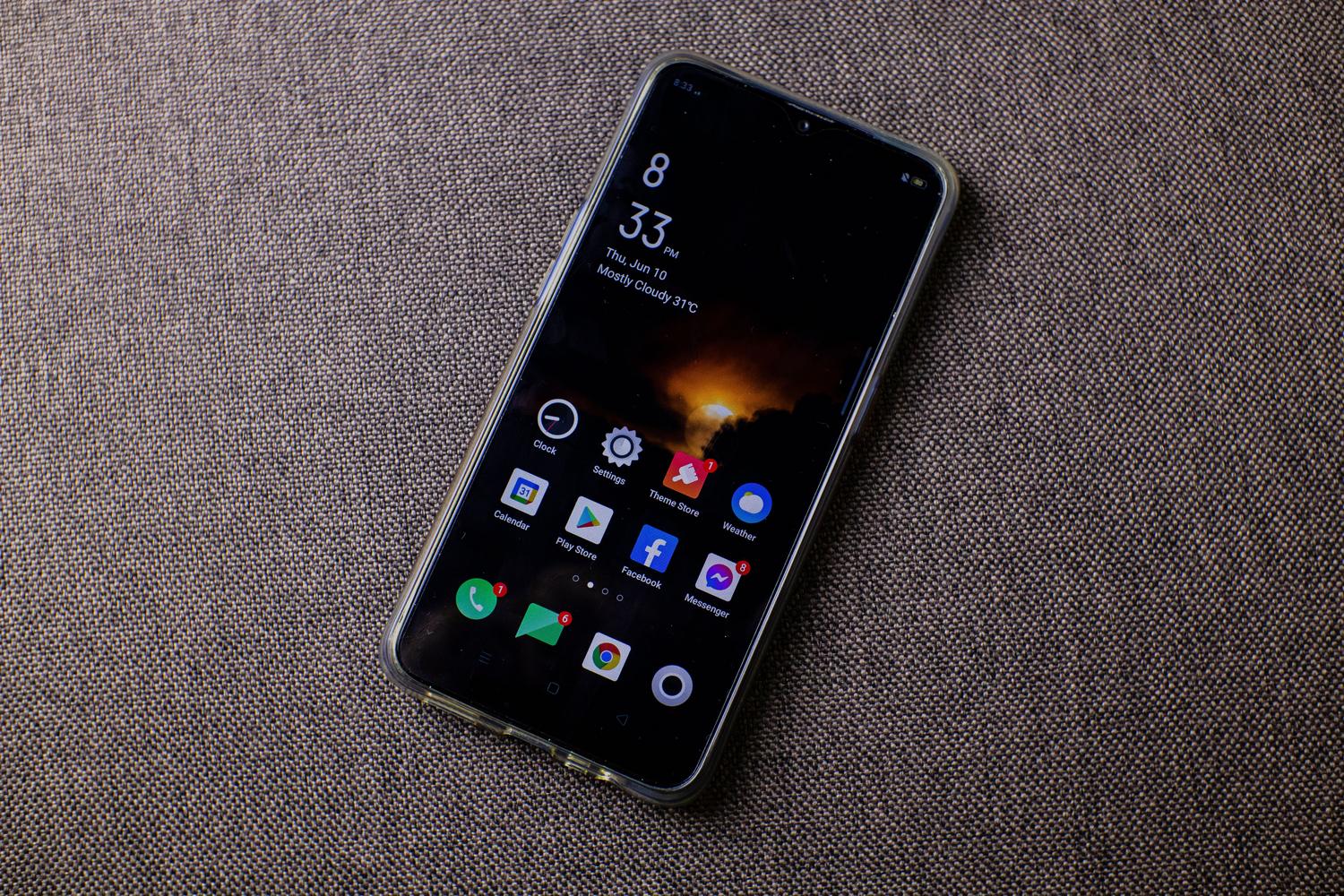 Smartphone moderno sobre una superficie texturizada, representando los dispositivos de gama de entrada donde se encuentra este chip.
