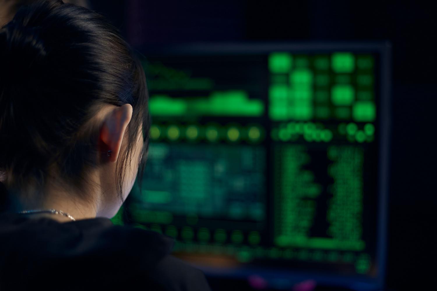 Analista de seguridad concentrada en el monitoreo de datos y gestión de riesgos en un entorno de alta tecnología.