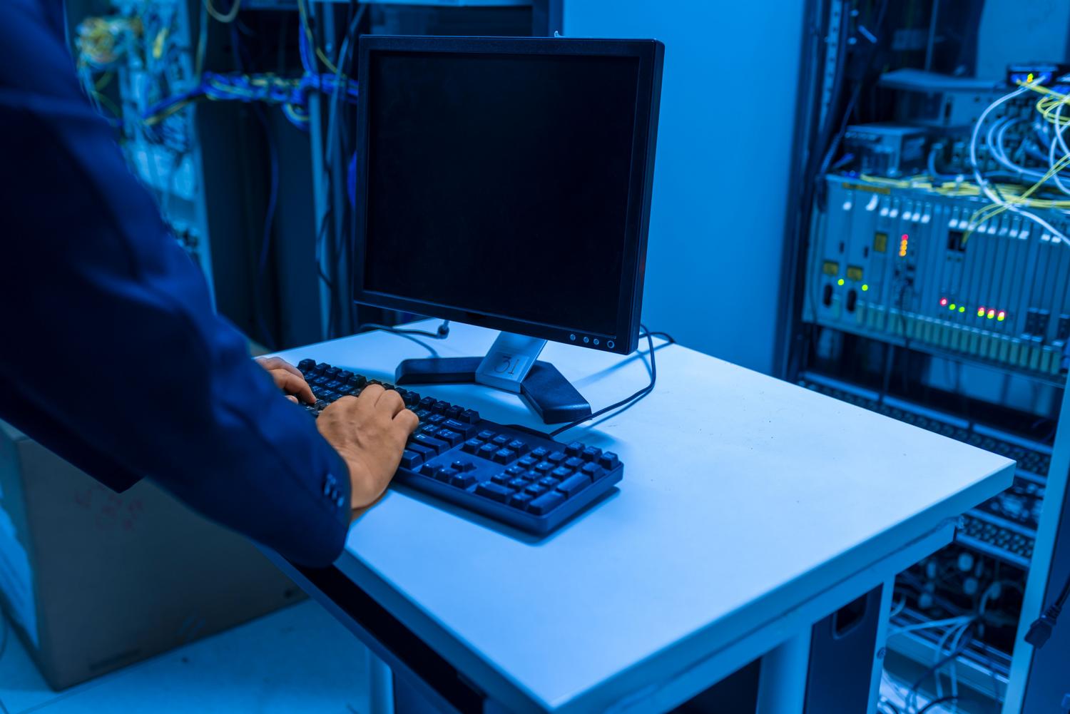 Administrador de sistemas configurando redes y servidores en una sala de datos