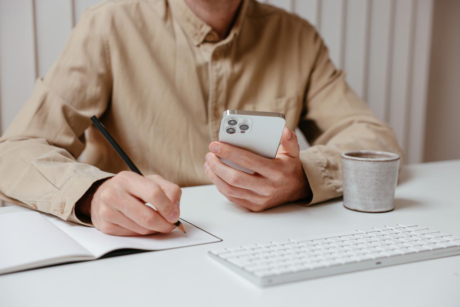 Persona organizando tareas mientras usa su smartphone, representando las funciones de productividad y multitarea de MIUI.
