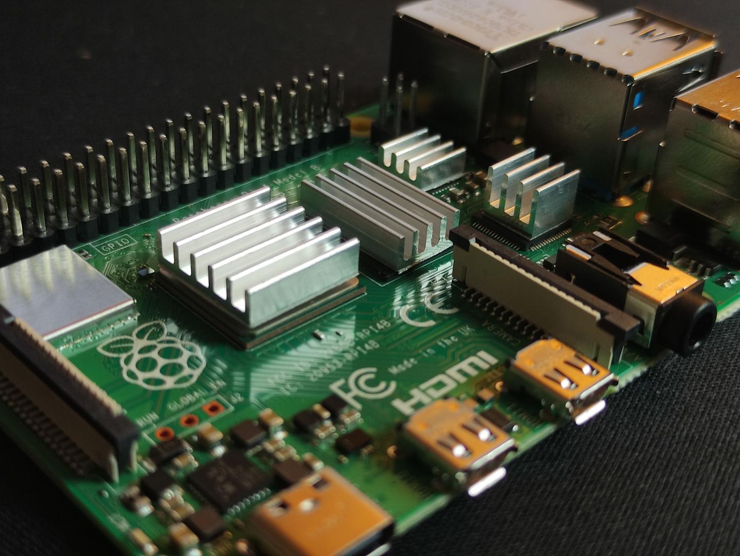 Placa de circuito de una Raspberry Pi, ejemplo de hardware compacto y eficiente para proyectos de electrónica.