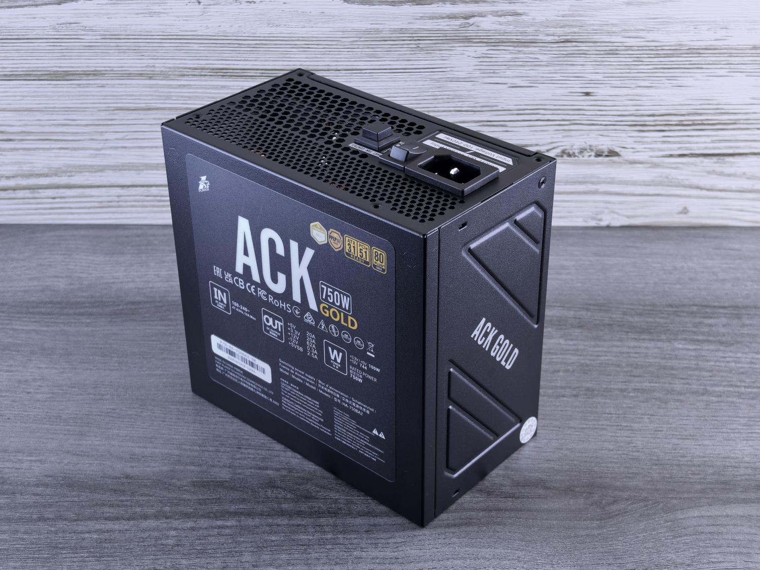 Fuente de alimentación para PC con certificación Gold, optimizada para la eficiencia energética y el ahorro de electricidad.