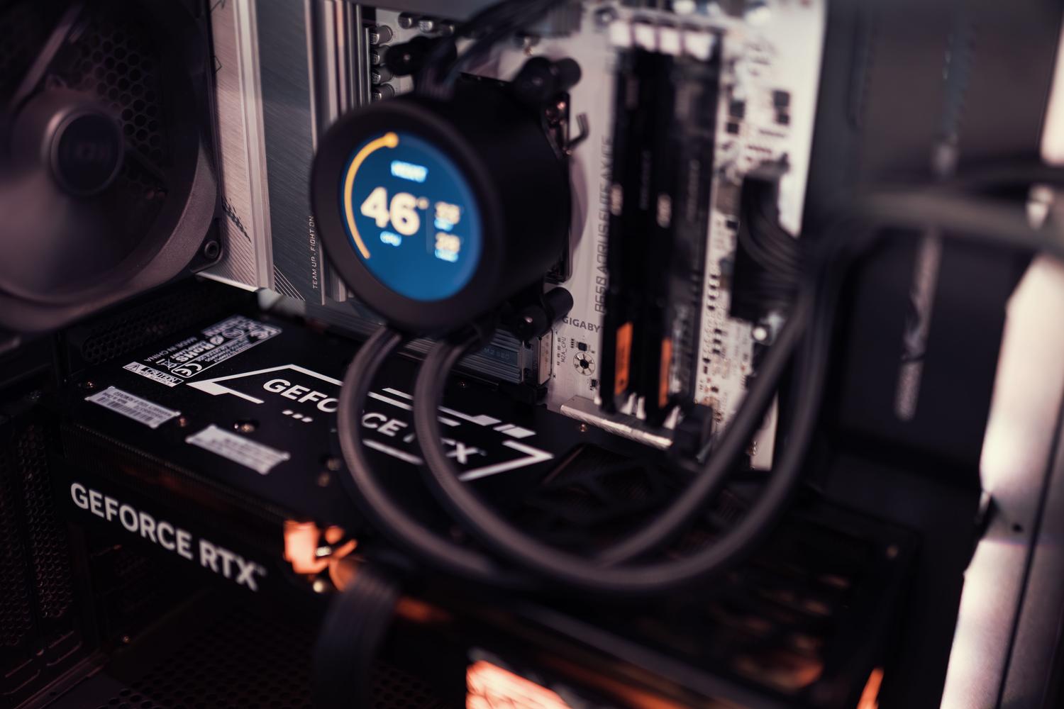 Interior de un PC gaming con una tarjeta gráfica RTX, vinculando la frecuencia de la memoria con el rendimiento en juegos