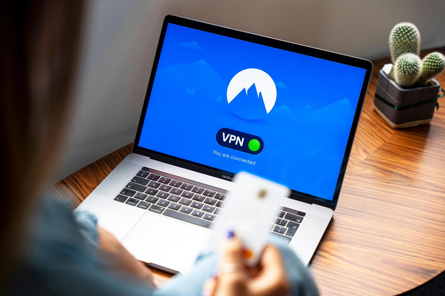 Persona utilizando un ordenador portátil con una conexión VPN activa para navegar de forma anónima y segura.