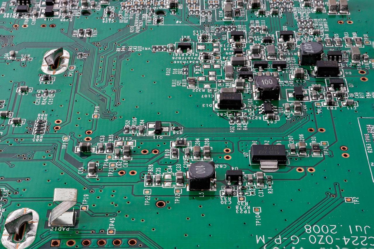 Primer plano macro de una placa de circuito impreso, ilustrando el concepto de auditoría de hardware en la Zona Cero.