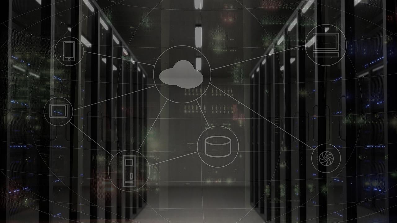 Sistema de servidores interconectados, simbolizando el almacenamiento y la gestión de datos en la nube.