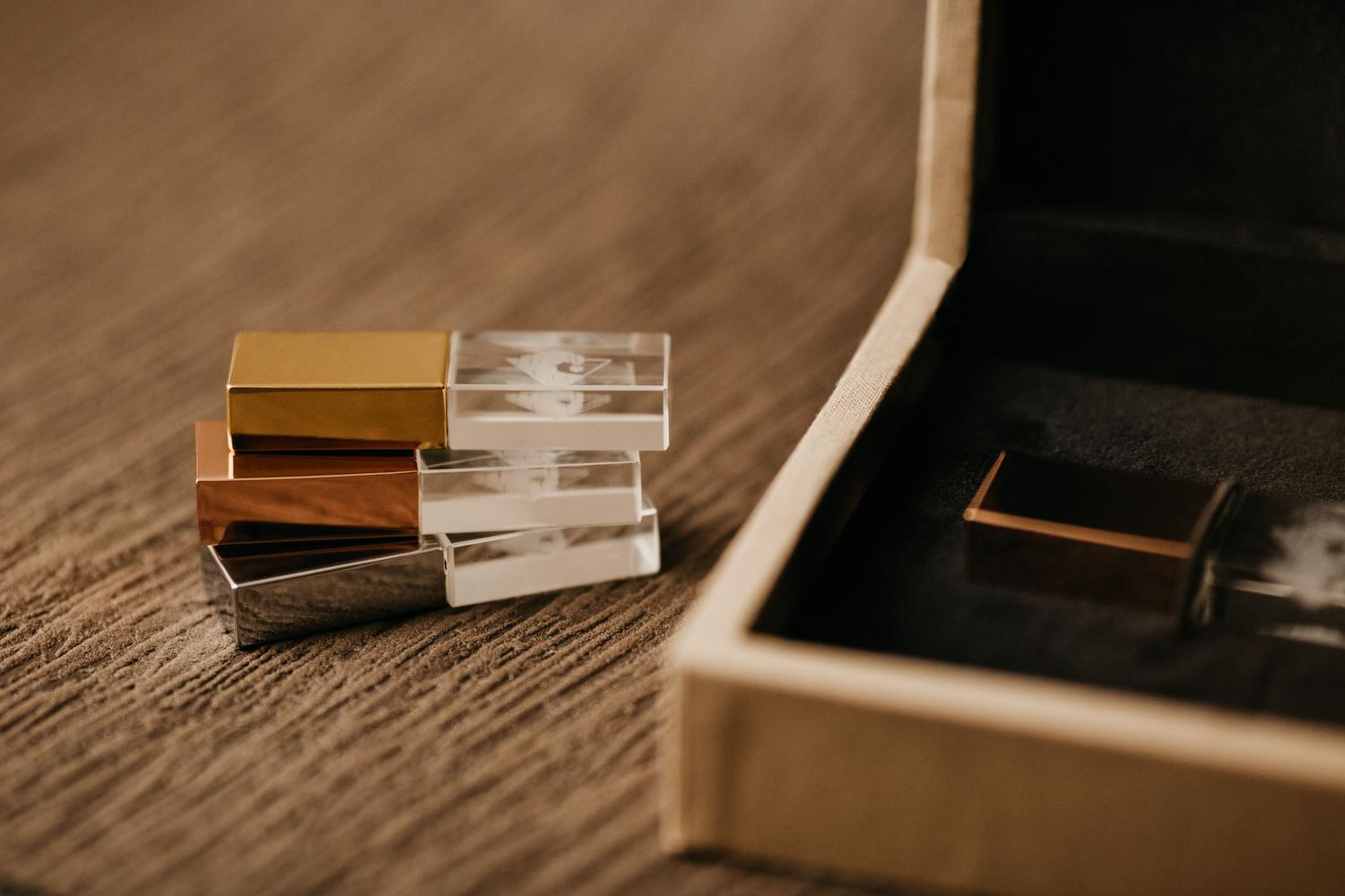 Conjunto de varias memorias USB acumuladas, representando el historial de dispositivos.