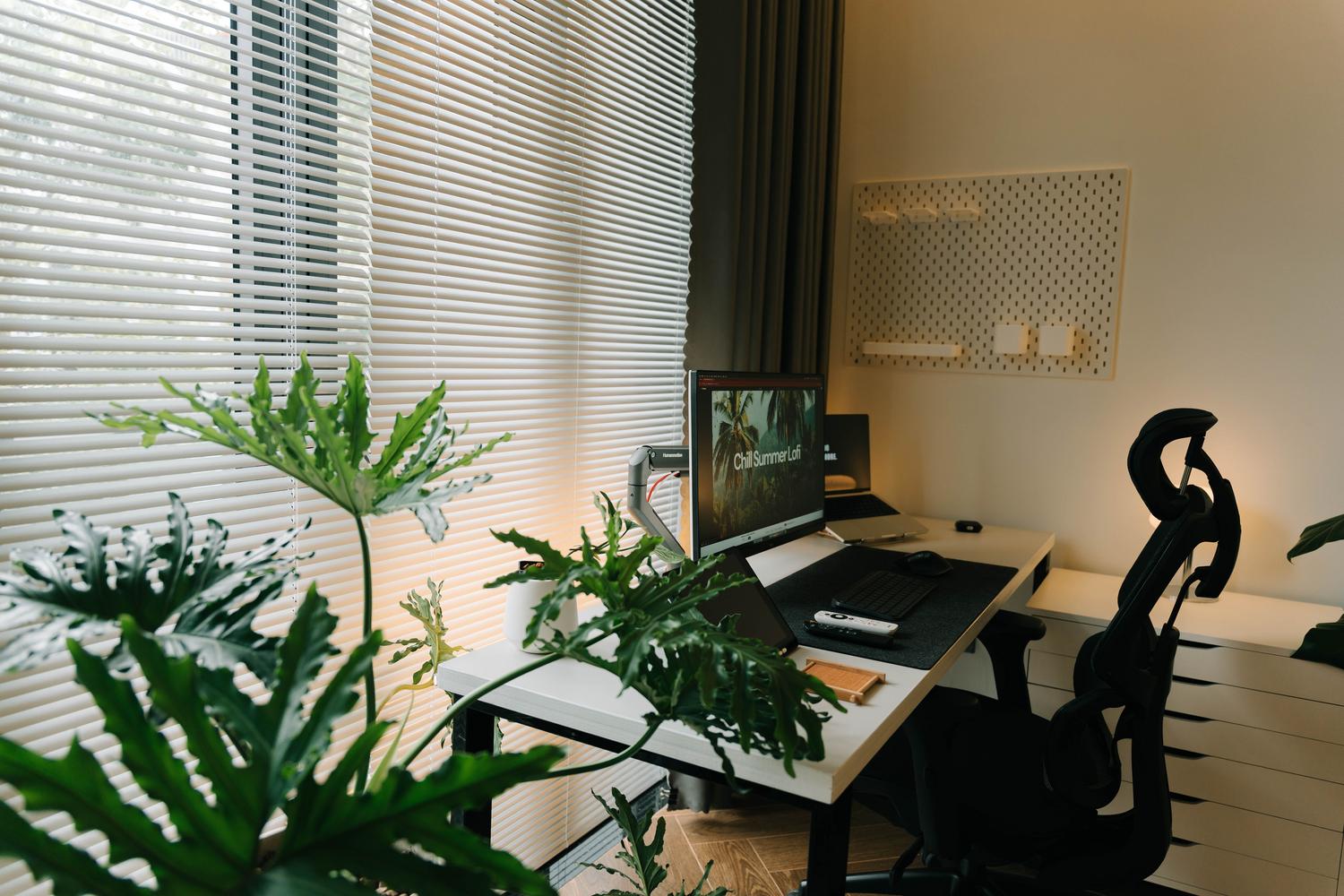 Control de la luz natural mediante persianas para evitar deslumbramientos en el monitor.