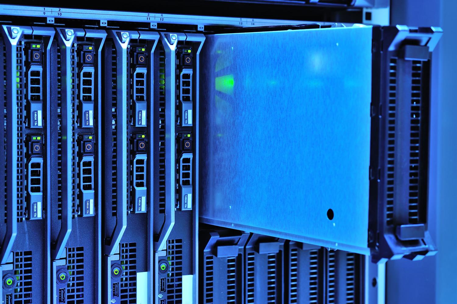 Racks de servidores con luces LED en un entorno de centro de datos tecnológico, simbolizando la potencia de Proxmox VE.