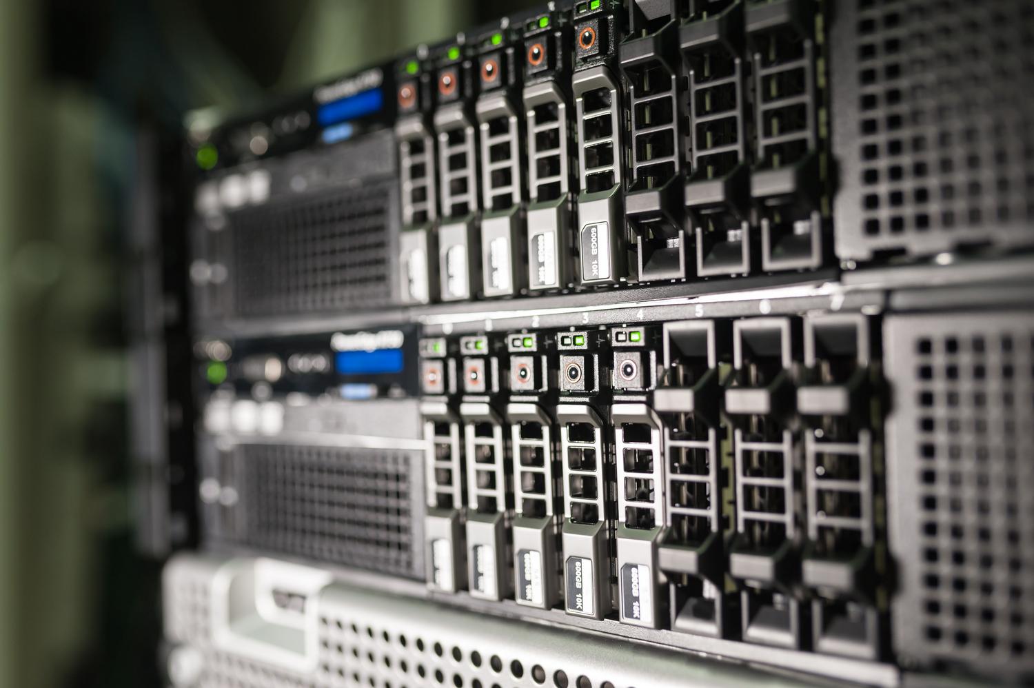 Detalle de equipamiento informático profesional en un centro de datos, representando el entorno empresarial de VMware y Proxmox.